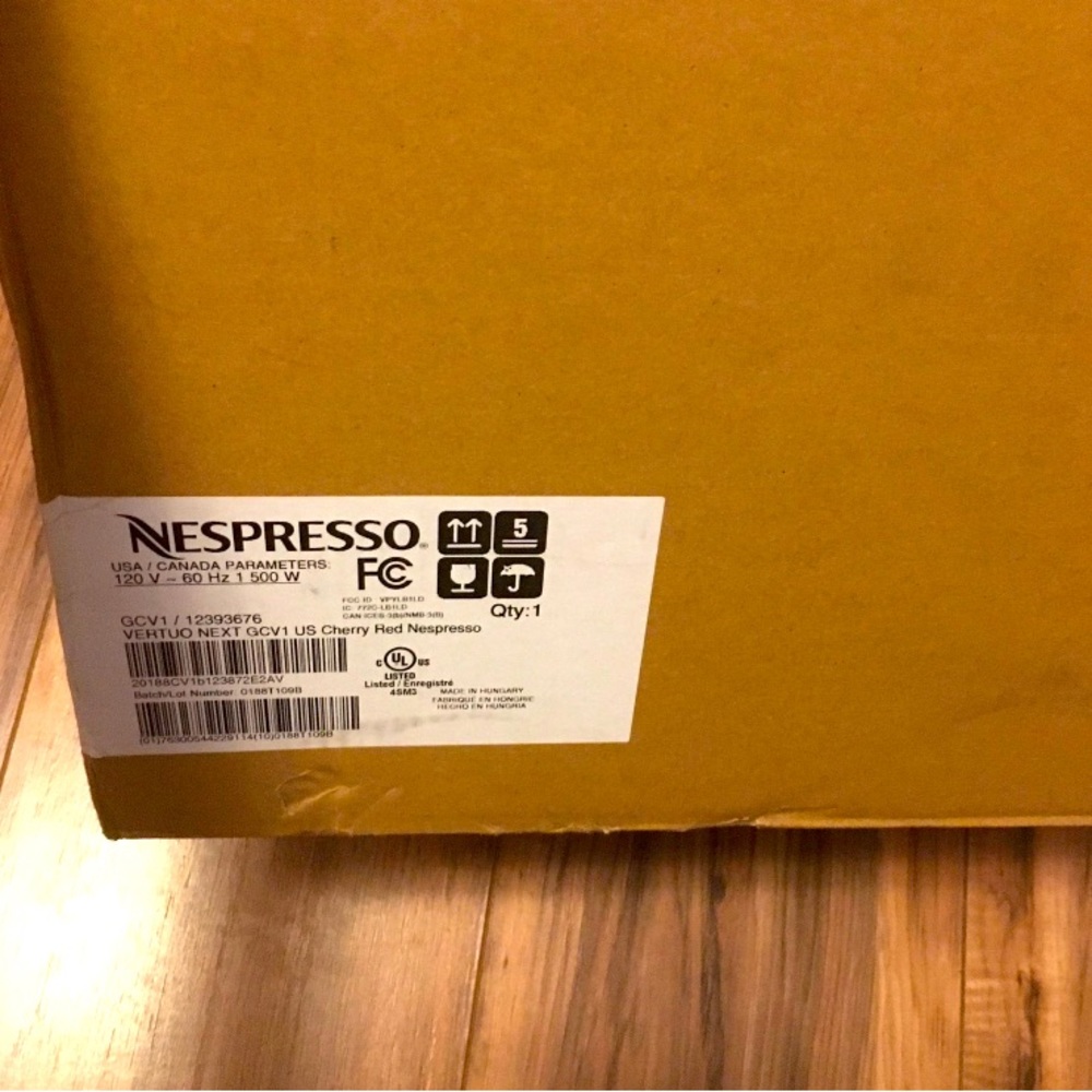 Nespresso vertuo next coffee maker in cherry red ! Never used !